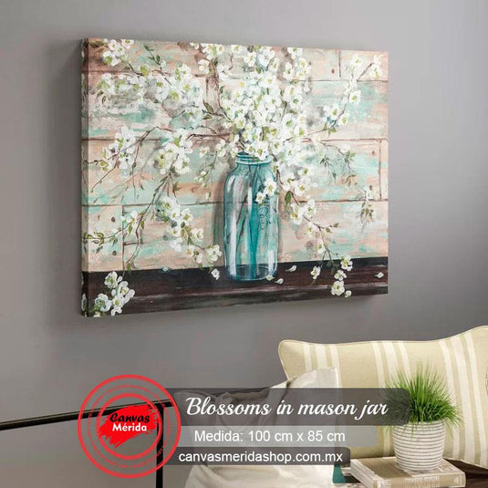 Pintura al óleo de frasco turquesa con flores blancas y fondo de madera