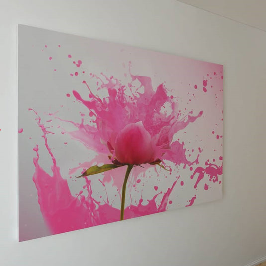 Pintura de acuarela con peonía y salpicaduras de tinta fucsia