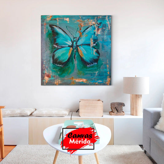 Retrato realista de pantera negra con mirada intensa en oficina moderna