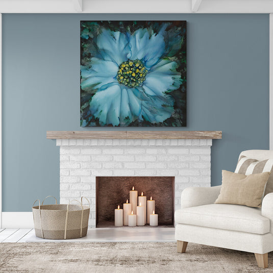 Pintura de una flor con pétalos azules y centro amarillo y verde en un fondo acuático oscuro.