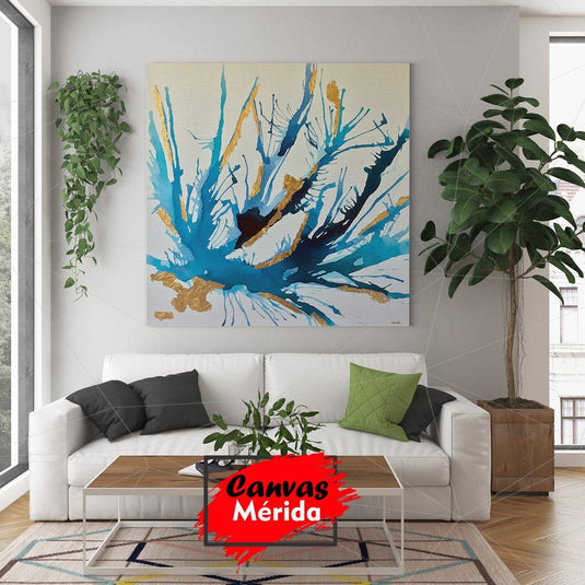 Pintura abstracta con pinceladas azules y detalles dorados