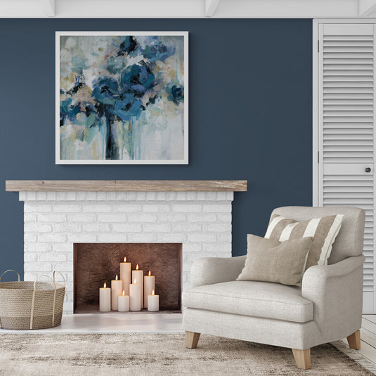 Pintura abstracta de flores azules con pinceladas expresivas sobre un fondo brumoso.