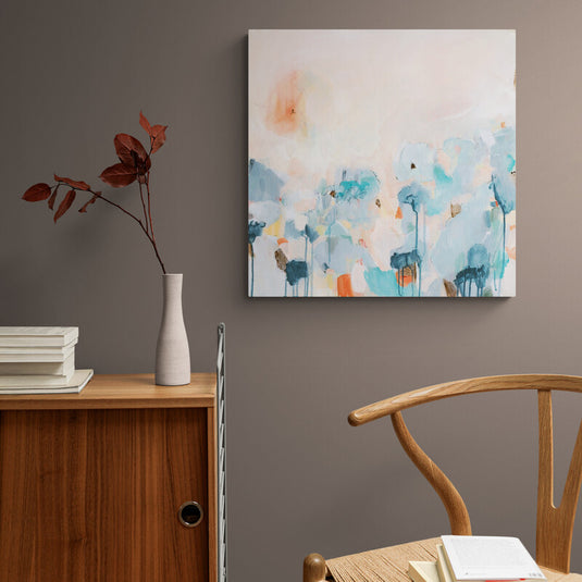 Cuadro decorativo en estilo acuarela con fondo blanco y tonalidades suaves en naranja, azul y salmón