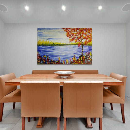 Cuadro Decorativo Presentando un Sereno Lago Rodeado de Vegetación y Dominado por un Majestuoso Árbol Rojo