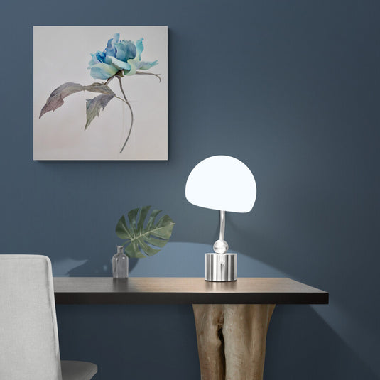 Pintura delicada de una rosa azul con hojas texturizadas sobre fondo neutro.