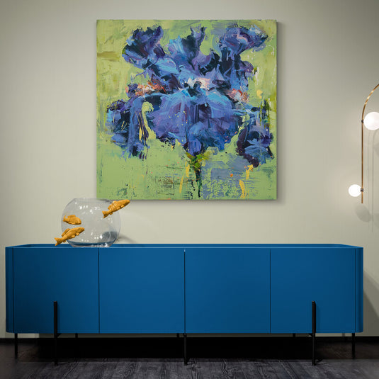 Pintura abstracta con intensas pinceladas de flores de iris en tonos de violeta y azul sobre fondo verde.