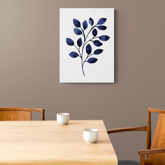 Cuadro decorativo con fondo blanco y ramita de hojas en tono azul fuerte sutil