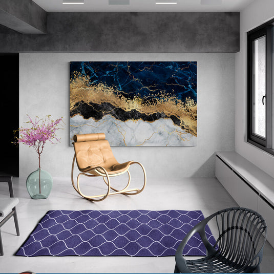 Pintura abstracta que imita una costa con azul profundo y detalles dorados