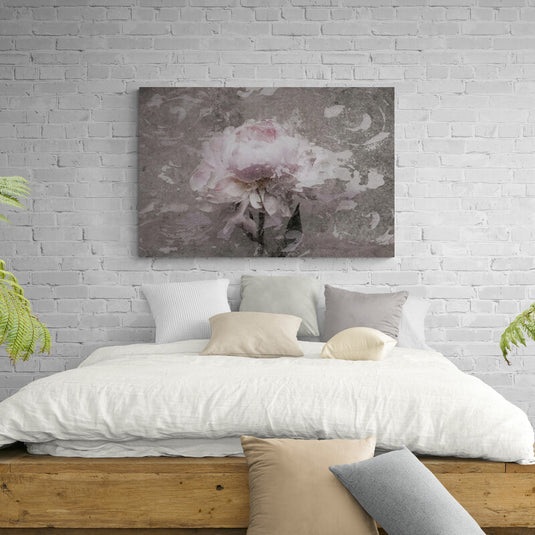 Peonía rosa pálido sobre fondo texturizado en tonos grises