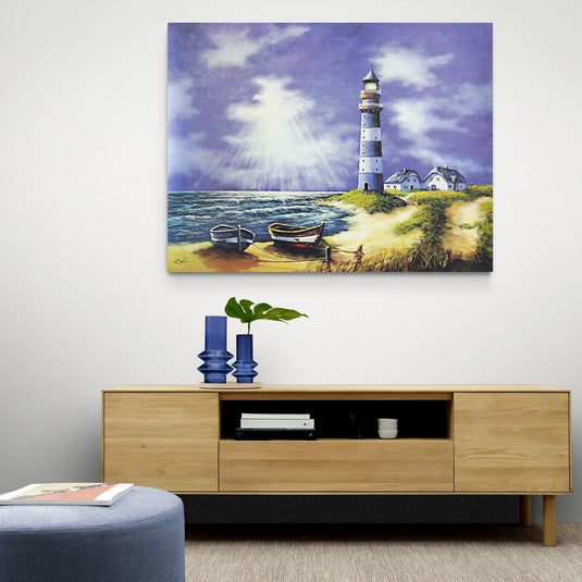 Pintura de un faro con casas y una barca bajo un cielo nublado