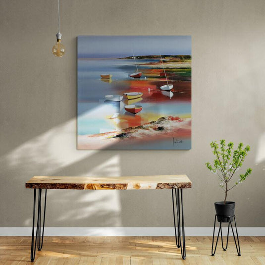 Pintura de barcos en aguas tranquilas con reflejos vivos