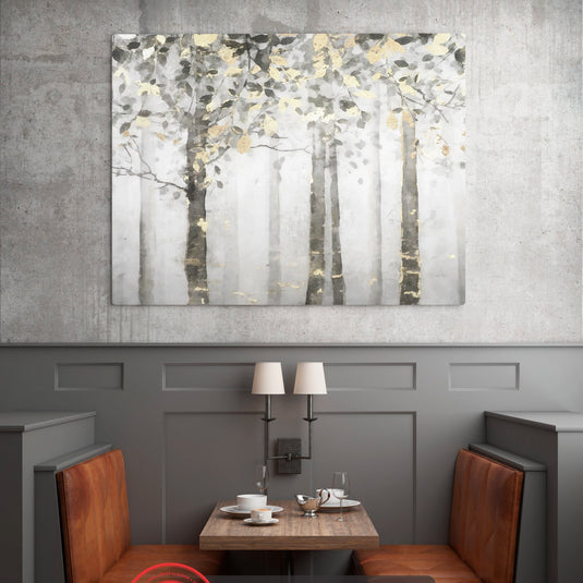 Cuadro decorativo de árboles esbeltos con hojas doradas y verdes sobre fondo gris