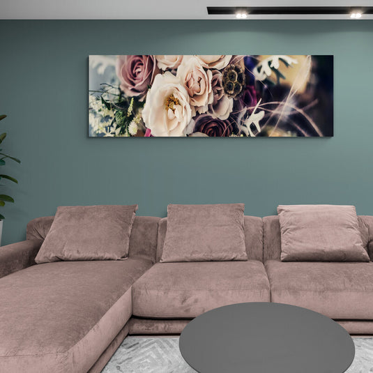 Arreglo floral en tonos sepia con rosas y detalles botánicos en una composición elegante.