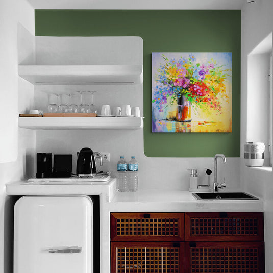 Pintura al óleo colorida con un arreglo de flores silvestres variadas en un jarrón sobre fondo luminoso.