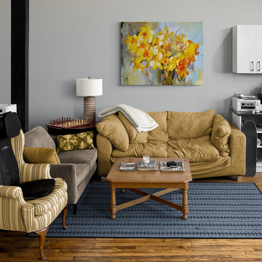 Pintura al óleo expresionista de narcisos amarillos y naranjas vibrantes en jarrón translúcido."