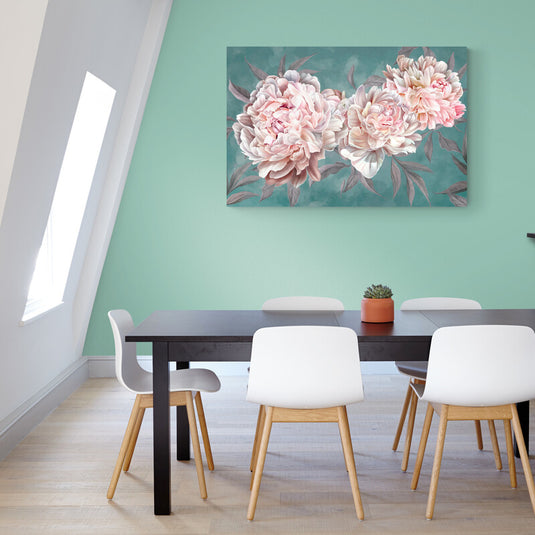 Pintura delicada de peonías en tonos rosas y cremas sobre un fondo verde acuarelado.