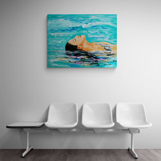 Pintura de mujer flotando en agua azul turquesa con expresión relajada.