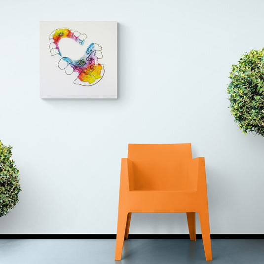 Manos robóticas manipulando formas estriadas sobre plato amarillo en arte digital