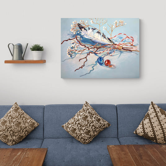 Cuadro decorativo de bodegón con pluma, ramas secas y lazo rojo sobre fondo azul claro.