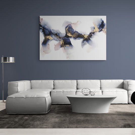 Pintura abstracta azul y dorada en sala moderna.