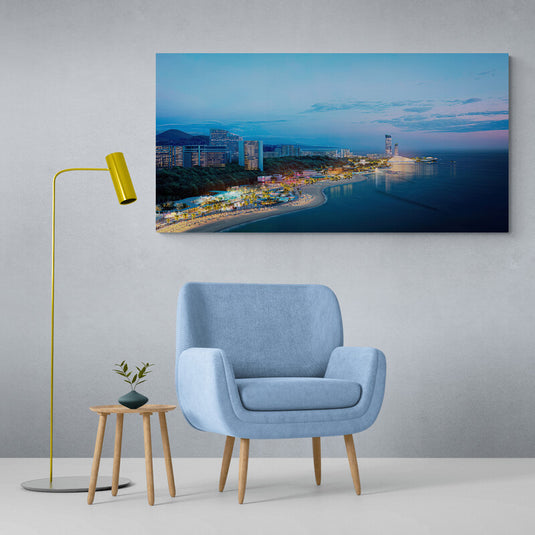 Vista panorámica de una ciudad costera durante el crepúsculo