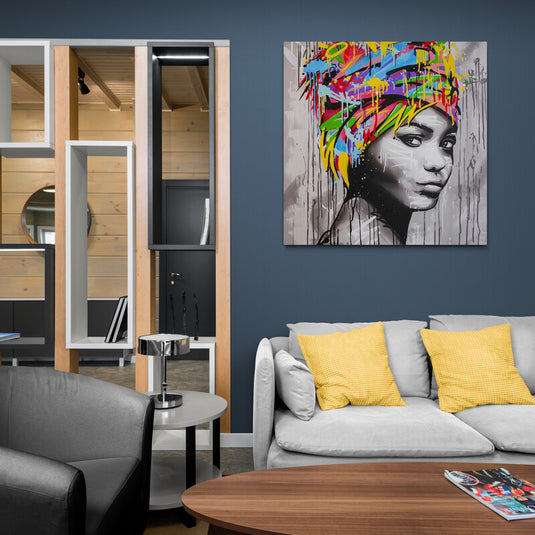 Retrato femenino en blanco y negro con turbante colorido estilo urbano