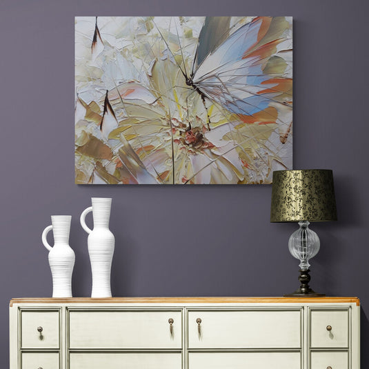 Pintura texturizada y abstracta de una mariposa con alas en tonos crema, azul y naranja.
