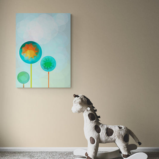 Cuadro infantil con cielo azul, nubes y árboles con diseño solar