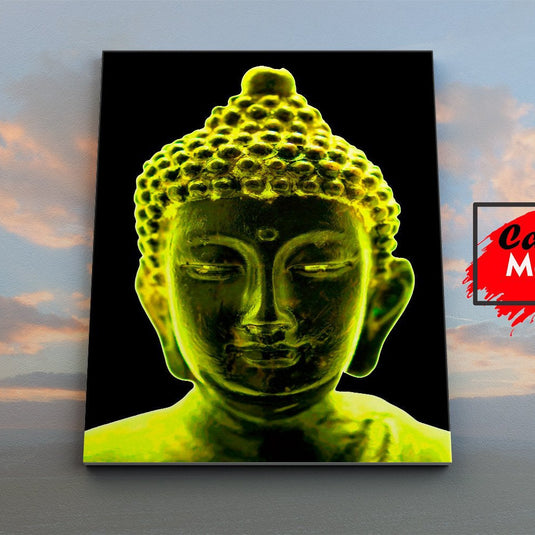 Primer plano de una escultura de Buda con iluminación verde neón