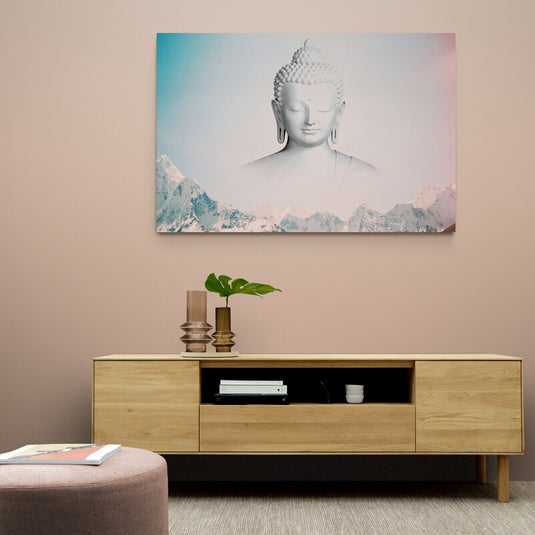 Busto blanco de Buda flotando sobre montañas nevadas con fondo etéreo y tranquilo.