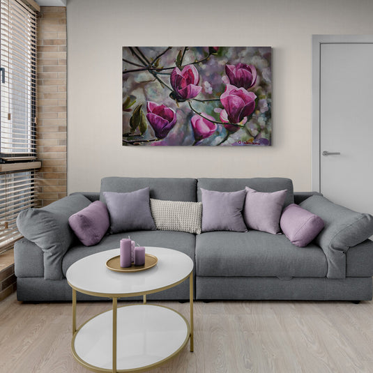 Pintura realista de magnolias en brote con fondo bokeh.