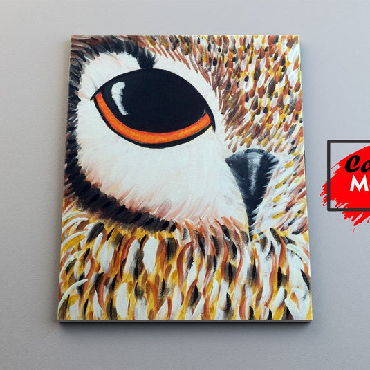 Cuadro decorativo mitad rostro búho, ojo negro y naranja con paleta cromática en amarillo, múltiples tonos de café y blanco