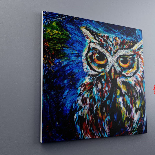 Cuadro decorativo con fondo azul-verde y búho pintado en tonos café, blanco, azul, verde, amarillo y naranja