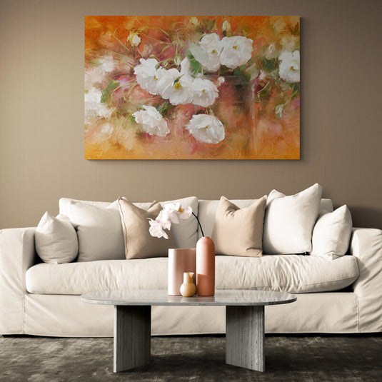 Pintura de flores blancas con fondo abstracto en tonos cálidos.