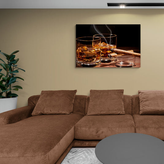 Vasos de whisky con hielo y cigarro encendido sobre mesa de madera, concepto de relax y lujo