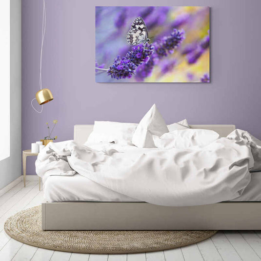 Fotografía de mariposa con patrón detallado en flores de lavanda.