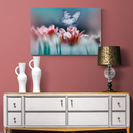 Mariposa translúcida posada en flor con fondo suavemente enfocado