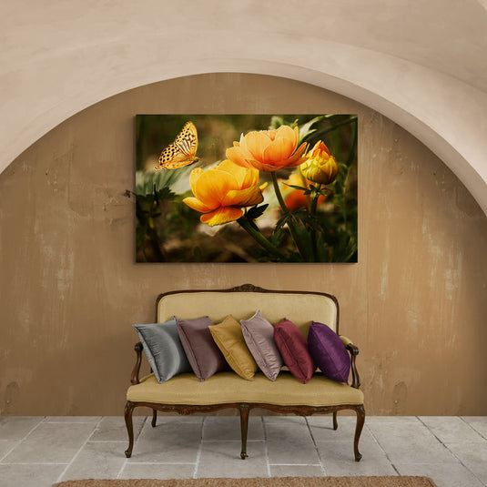 Mariposa posada en flores anaranjadas en un ambiente natural