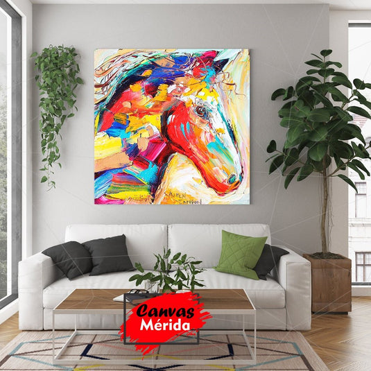 Cuadro de caballo en colores vibrantes en una sala de estar moderna