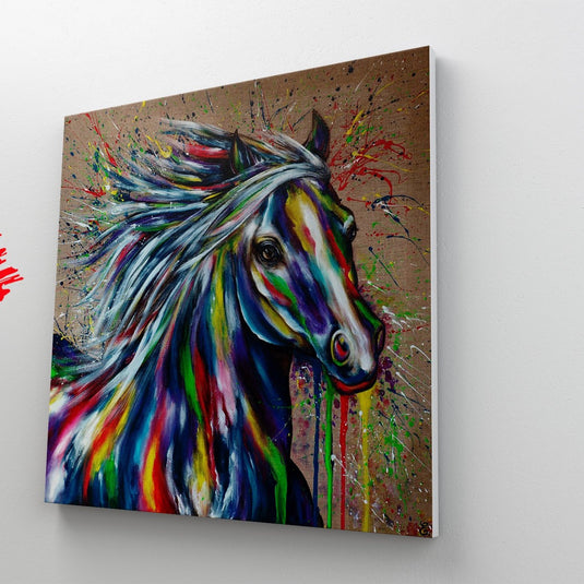 Cuadro de caballo colorido en lienzo natural con salpicaduras de pintura
