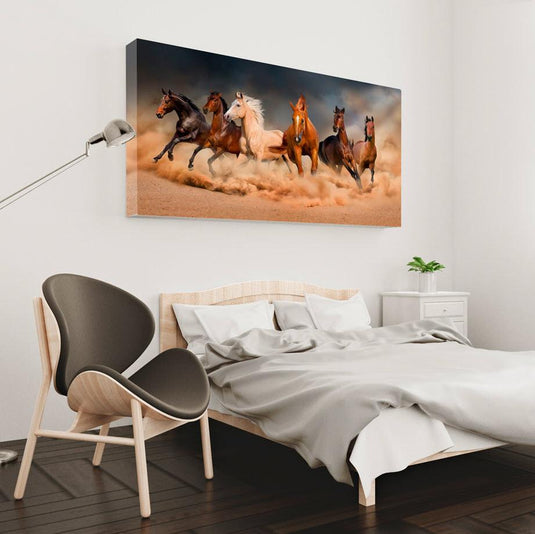 Caballos galopando en el desierto