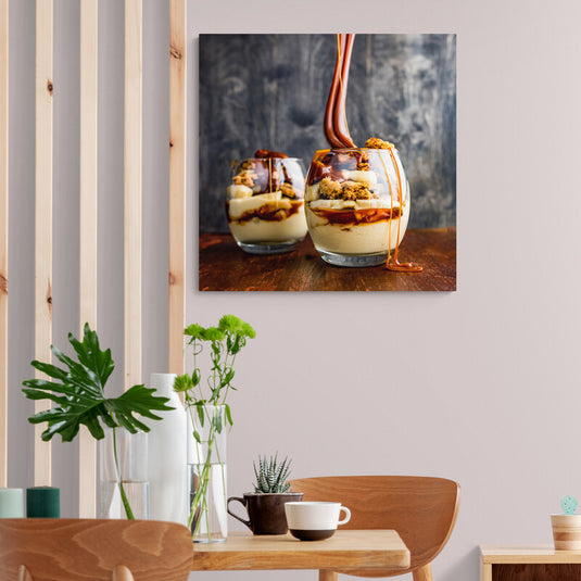 Caramelo vertiéndose en copa de postre con crema y galleta