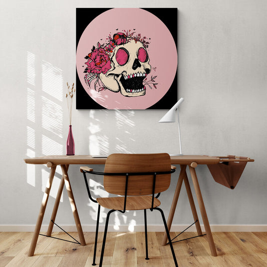 Ilustración de calavera con flores rojas sobre fondo rosado.