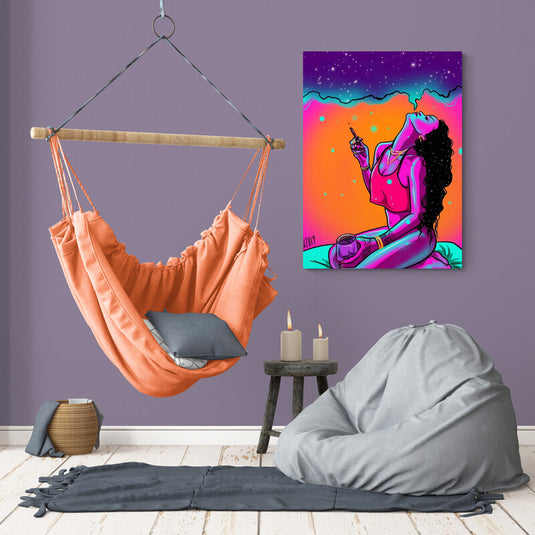 Cuadro pop psicodélico de mujer fumando bajo un cielo estrellado con colores neón vibrantes