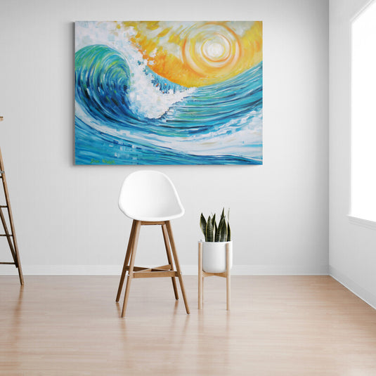 Pintura expresionista de una ola con sol amaneciente en tonos azules y amarillos.