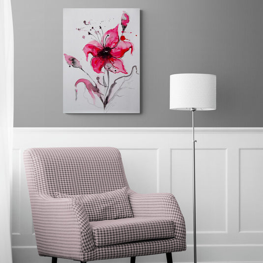 Cuadro decorativo sobre fondo blanco, diseño de flores minimalistas en contornos negros con relleno en acuarela fucsia y azul.