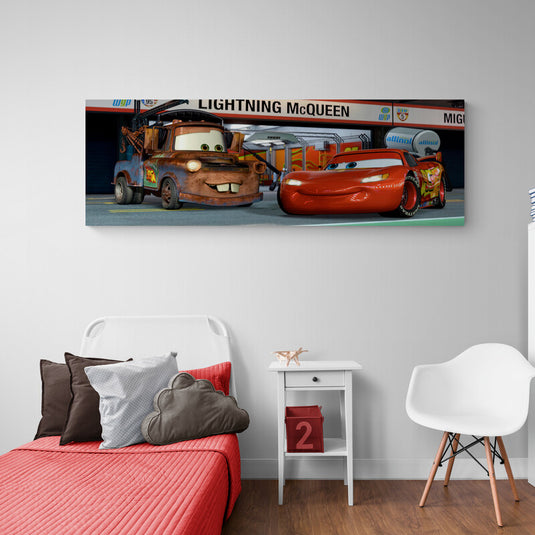 Cuadro decorativo infantil Cars – Rayo McQueen y Mate en la pista de carreras, arte colorido para habitación de niños