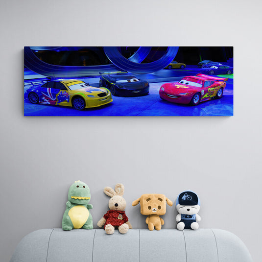 Cuadro decorativo infantil Cars con Rayo McQueen y amigos – arte colorido de autos animados para habitación de niños o sala de juegos