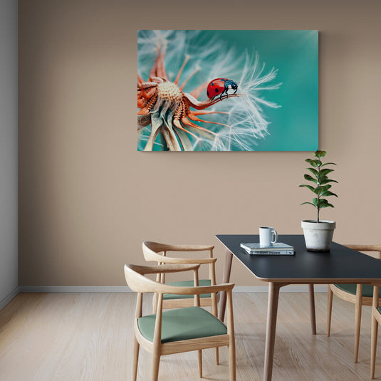 Fotografía macro de una mariquita en un diente de león con fondo turquesa.