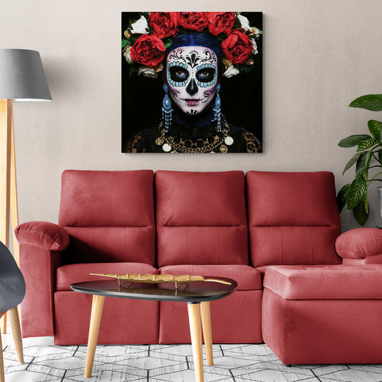 Fotografía artística de Catrina con corona de flores y joyas tradicionales.